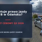 Baner artykułu: Ile kosztuje prawo jazdy kat. B w Gdańsku? Raport cenowy Q3 2026. Na zdjęciu instruktor szkoły OSK Tailor. Instruktor Michał opiera się o srebrny samochód nauki jazdy model Kia Rio 4.
